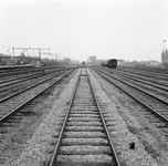 154835 Gezicht op het emplacement van het goederenstation van de N.S. te Elst.